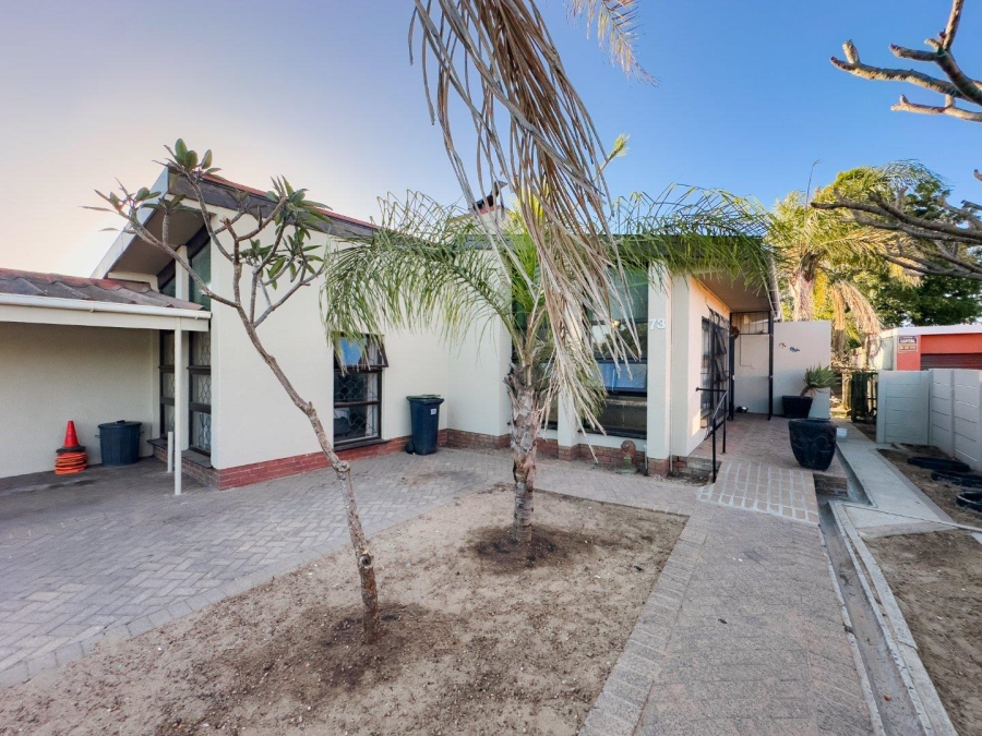 3 Bedroom Property for Sale in Peerless Park East Western Cape